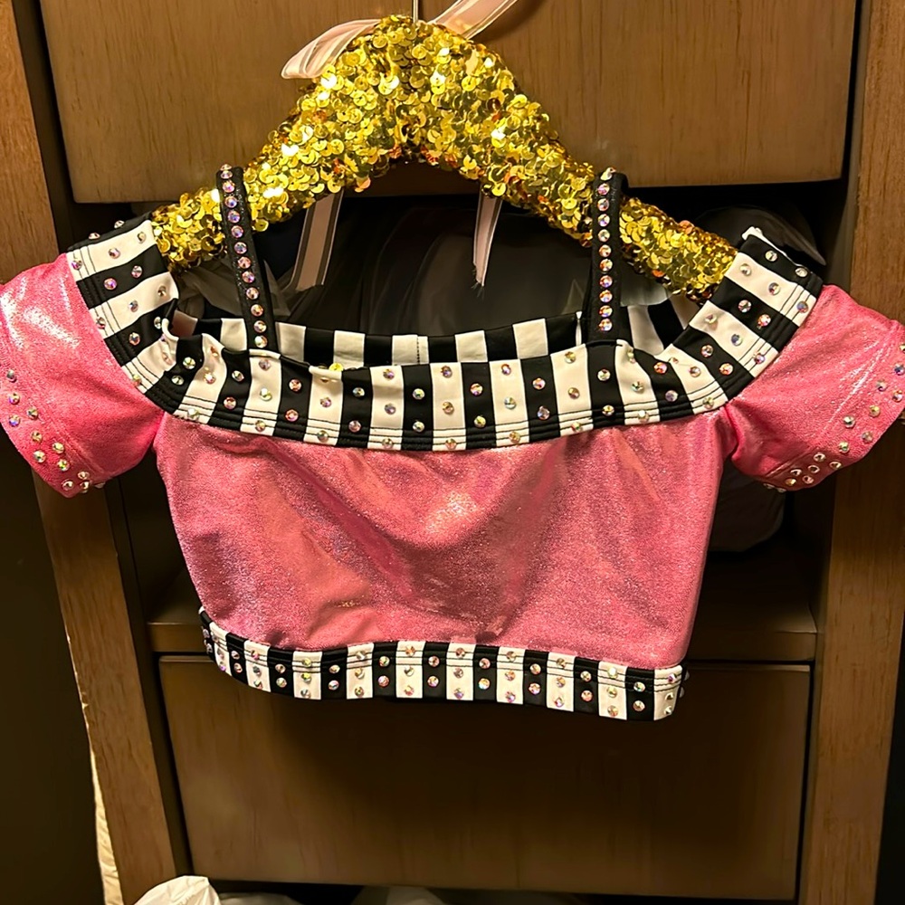 Pink an black retro costume !